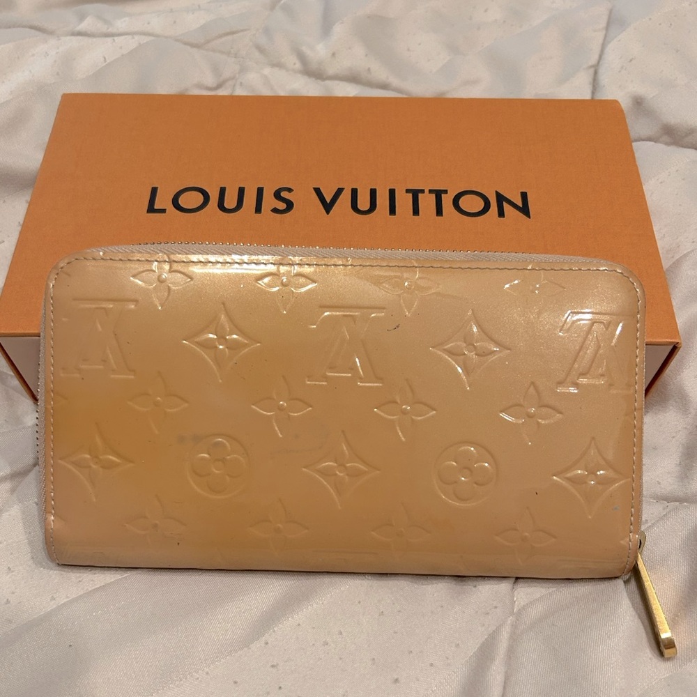 Louis Vuitton long zip around vernis wallet